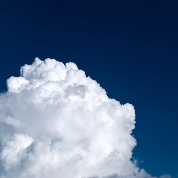 Grote wolk — Stockfoto