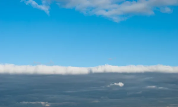 Confine tra la zona di cielo nuvoloso e nuvoloso — Foto Stock