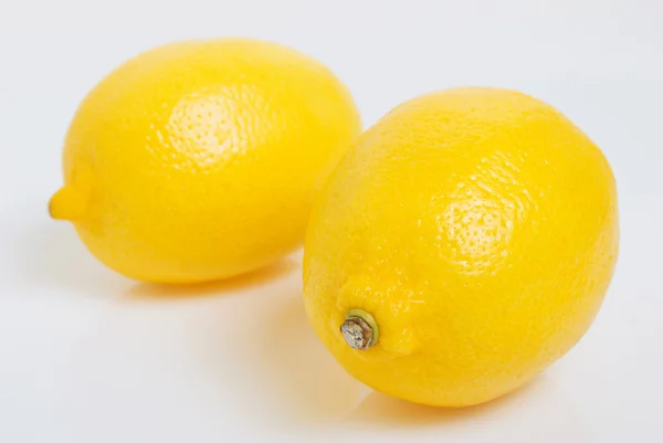 Dos limones, en una luz . — Foto de Stock