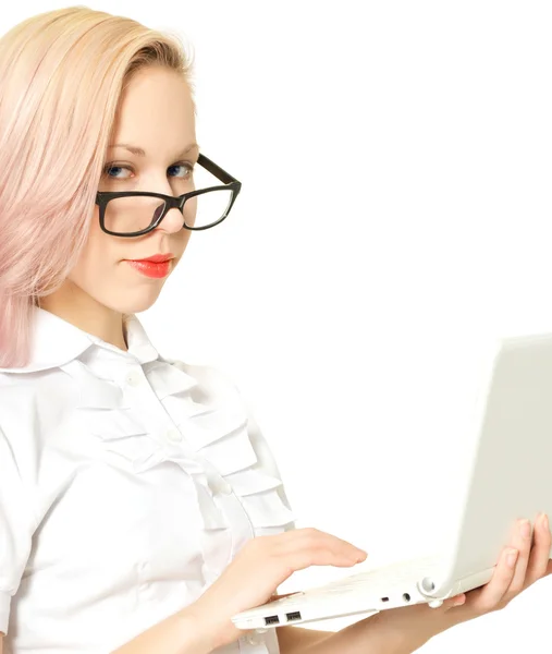 Seksowna blondynka z komputerem, na białym tle. — Zdjęcie stockowe