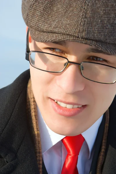 Un giovane in occhiali e vestiti classici . — Foto Stock