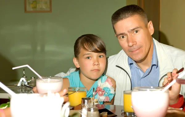 Glücklicher Vater und Tochter feiern im Café. — Stockfoto