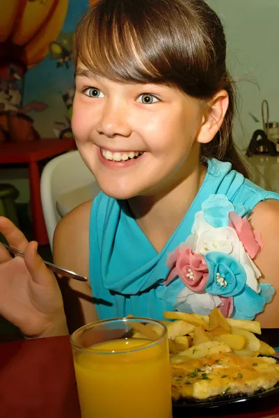 Szczęśliwa dziewczyna na posiłek. — Zdjęcie stockowe