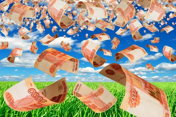 Ruské peníze - rublů na obloze letí. — Stock fotografie