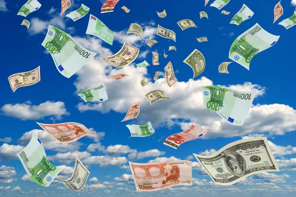 Geld fliegt vom Himmel. — Stockfoto