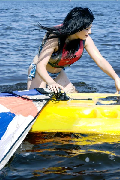 Menina bonito com windsurf — Fotografia de Stock