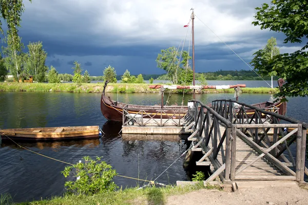 Trebåter av tre nær en brygge – stockfoto