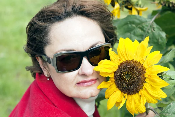 Porträtt av damen med en solros — Stockfoto