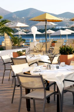 bir açık veranda üzerine Restoran