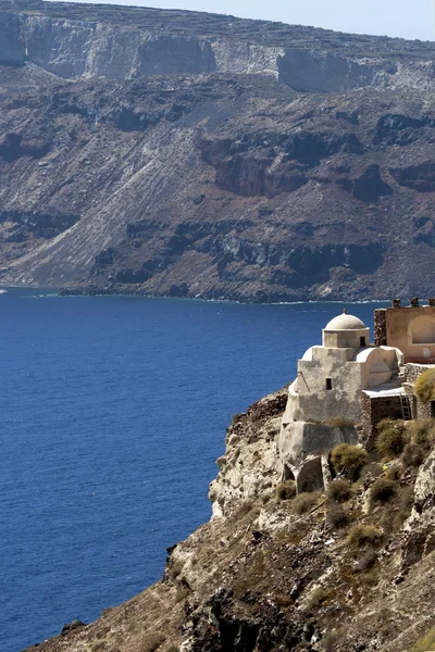 Kostel na pokraji rocku v santorini — Stock fotografie