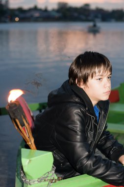 delikanlı, bir teknenin karaya Gölü