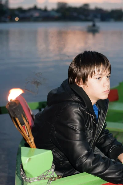 Jonge jongen in een boot aan de wal lake — Stockfoto