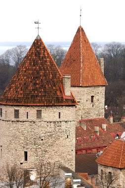 eski taş kule kırmızı kiremit altında