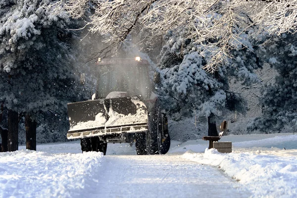 Hó tisztító traktor törli utak — Stock Fotó