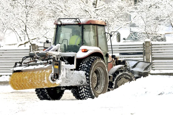 traktörün temizlik kar yollarını temizler.