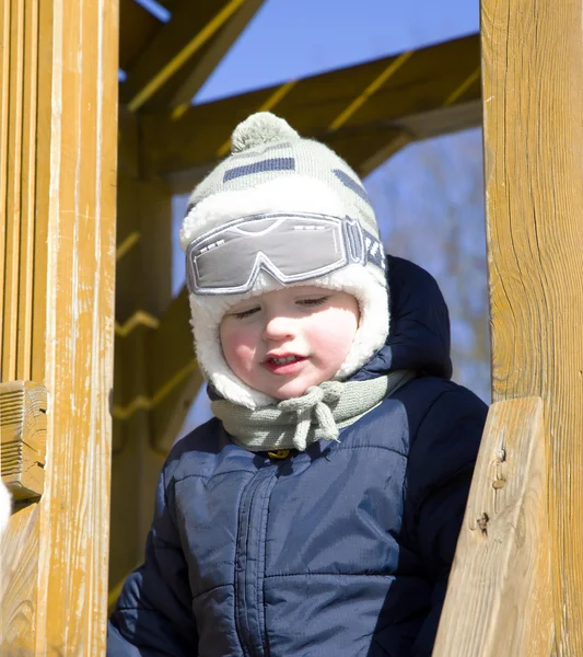 Bonito menino no parque infantil — Fotografia de Stock