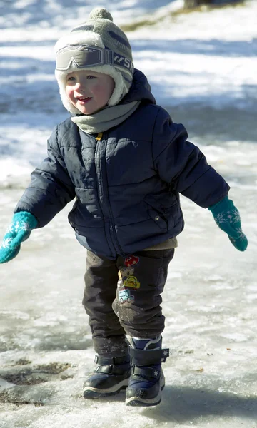 Mooie grappige lachende jongen — Stockfoto