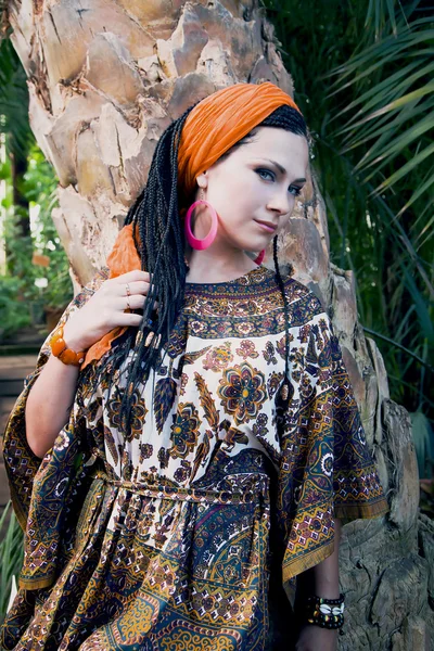 Όμορφη μπλε-eyed γυναίκα με την αφρικανική πλεξίδες — Φωτογραφία Αρχείου