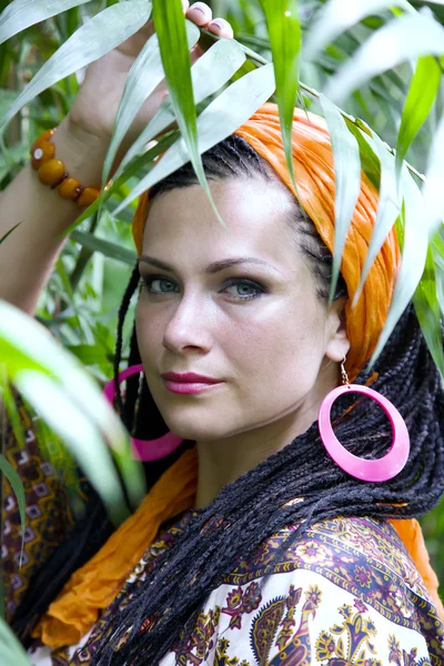Schöne blauäugige Frau mit den afrikanischen Zöpfen — Stockfoto