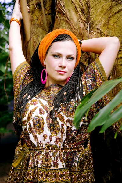 Mooie blauwogige vrouw met de Afrikaanse pigtails — Stockfoto