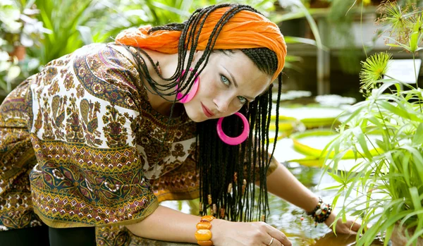 Wanita bermata biru yang cantik dengan kuncir afrika — Stok Foto