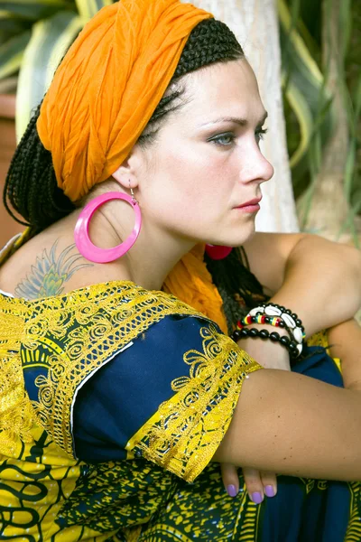 Mulher de olhos azuis bonita com as tranças africanas — Fotografia de Stock