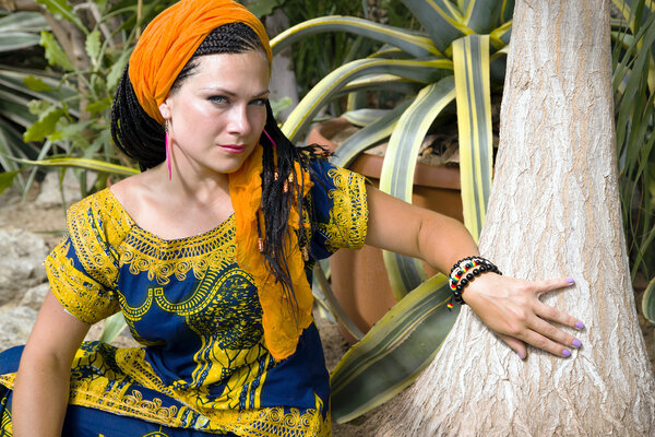 Красивая голубоглазуя женщина с африканскими косичками
