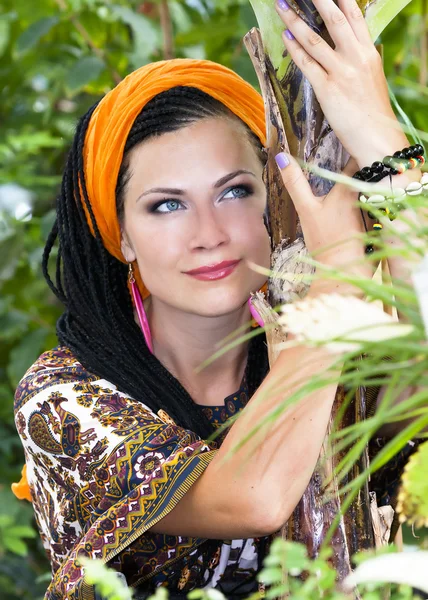 Vrouw met de Afrikaanse pigtails — Stockfoto