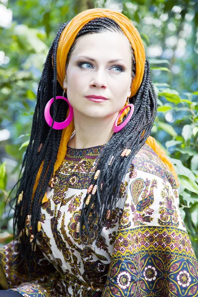 Bella donna dagli occhi azzurri con le trecce africane — Foto Stock