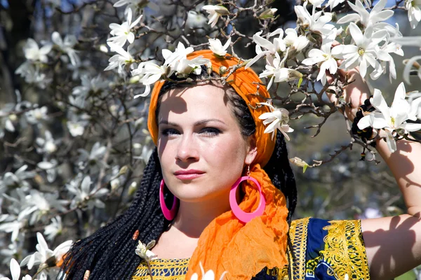 Hermosa mujer de ojos azules con las coletas africanas —  Fotos de Stock