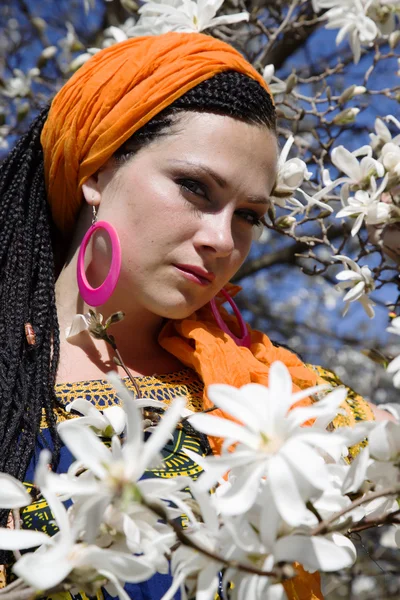 Mulher de olhos azuis bonita com as tranças africanas — Fotografia de Stock