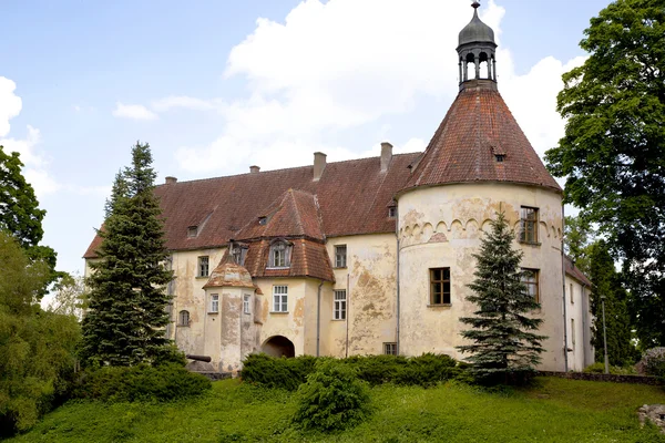 Starobylý středověký hrad jaunpils — Stock fotografie