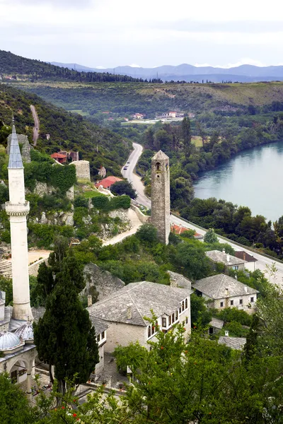 Shlížel na mešitu v pocitelj, Bosna gercegovina — Stock fotografie