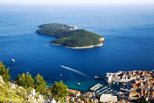 Casco antiguo Dubrovnik y la isla de Lokrum —  Fotos de Stock