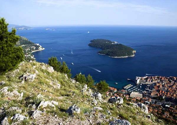 Eski şehir dubrovnik ve lokrum Adası — Stok fotoğraf