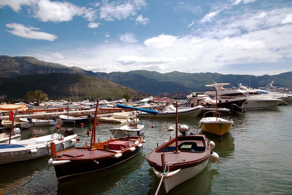 Bateaux et yachts amarrés au port de Budva — Photo