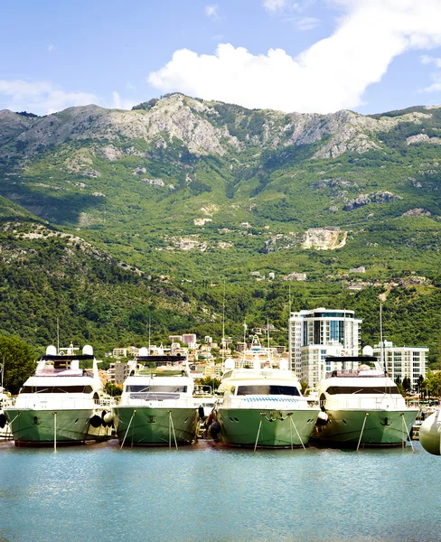 Barcos y yates amarrados en puerto en Budva —  Fotos de Stock