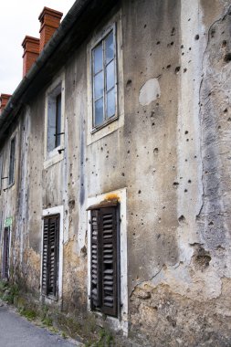 Savaştan sonra bina mermi delikleri