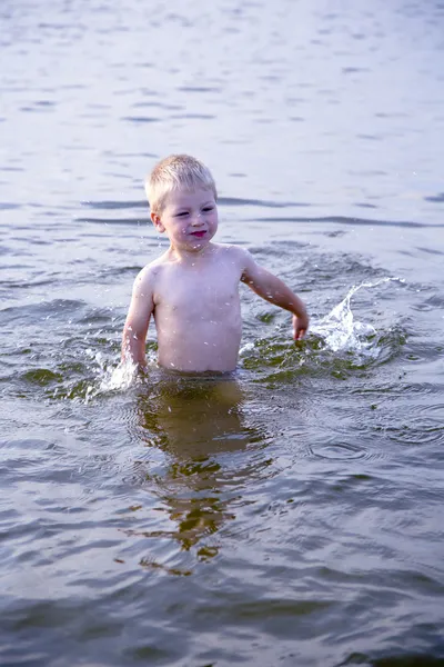 Гарний хлопчик пхає у воді — стокове фото