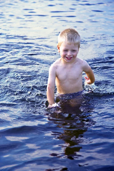 Гарний хлопчик пхає у воді — стокове фото