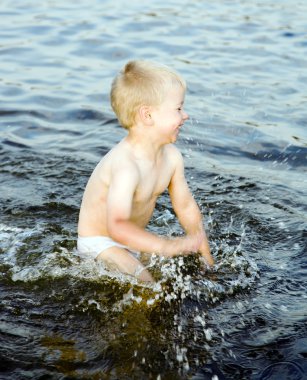 su Baltık Denizi'nin güzel çocuk süsler