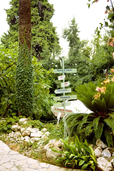 Bellissimo giardino con i puntatori delle direzioni — Foto Stock