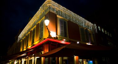 Geceleri sokak parlak renkli café