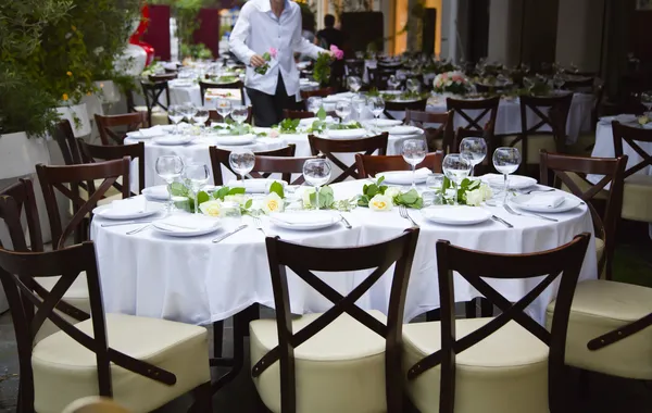 Bloeiende feestelijke tabellen in restaurant van nice — Stockfoto