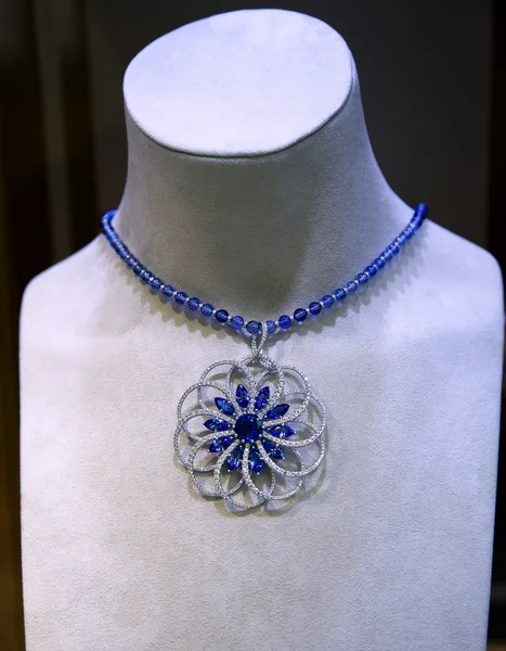 Бриллиантовое ожерелье на Манекене — стоковое фото