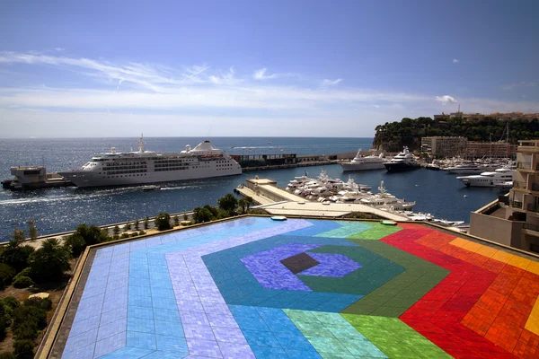 Красочная вертолетная площадка в порту Монако — стоковое фото