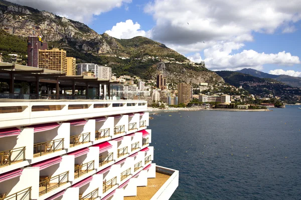 Побережье Монако с пляжами и роскошными отелями — стоковое фото