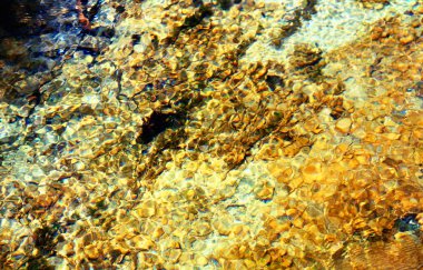 Turkuaz temiz su ile ışık ışınları