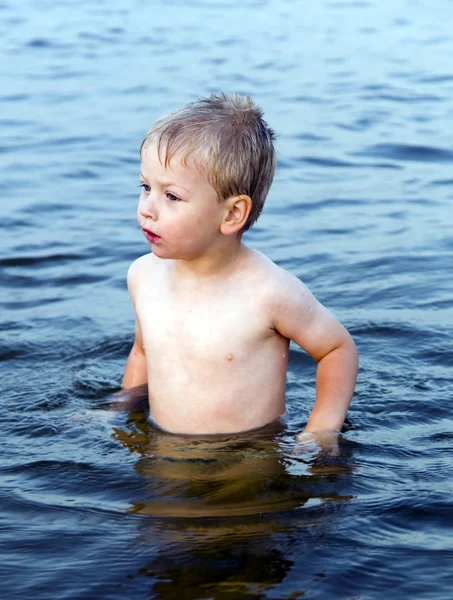 Menino agradável na água do mar Báltico — Fotografia de Stock