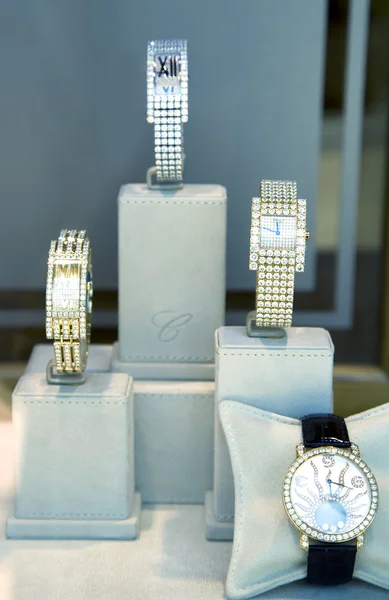 Luksusowa kobieta zegar z diamentami — Zdjęcie stockowe